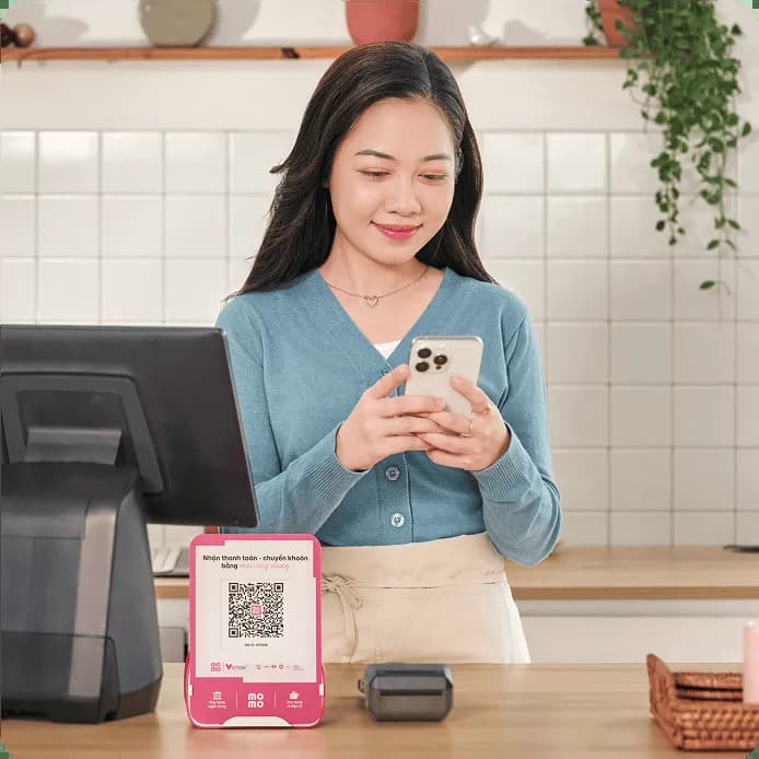 Chủ quán một mình trông quán với loa thông báo MoMo